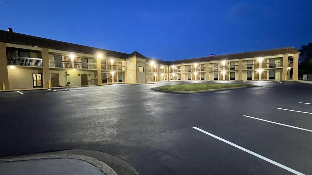 Days Inn By Wyndham Oak Grove/Ft. Campbell Exterior photo